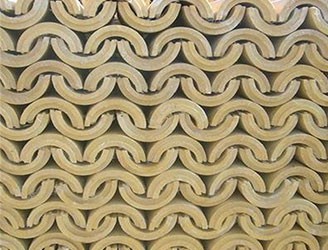 聚氨酯保溫材料采用高功能聚醚多元醇和多次甲基多苯基多異氰酸酯為主要原料，在催化劑、發(fā)泡劑、表面活性劑等作用下，現(xiàn)場(chǎng)澆灌或預(yù)制成型等方法，經(jīng)化學(xué)反映發(fā)泡而成。聚氨酯保溫材料是一種新型的高分子合成材料，具