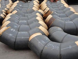 預(yù)制直埋保溫彎頭是保溫管件中的一種，保溫彎頭構(gòu)成，是由高密度聚乙烯外護(hù)管、聚氨酯泡沫保溫層及內(nèi)工作鋼管緊密結(jié)合而成。保溫彎頭主要用于保溫直管的轉(zhuǎn)向，一般與保溫管道配套使用，是根據(jù)保溫工程管線(xiàn)設(shè)計(jì)時(shí)用于