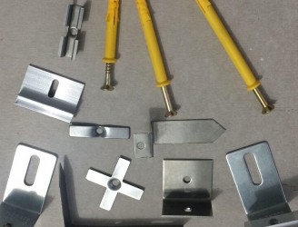 保溫裝飾一體板專用錨固件主要由鍍鋅板或不銹鋼經(jīng)過多道工序加工而成，是保溫一體板必不可少的安裝配件。根據(jù)保溫裝飾一體板保溫層的厚度和裝飾面板的厚度來選擇錨固件，不同的板材對應著不同的錨固件，其安裝性能優(yōu)