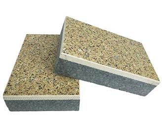 仿石漆保溫裝飾一體板是由多種仿石漆飾面、多種厚度、多種密度的無(wú)機(jī)板（纖維硅酸鈣板和纖維水泥板）復(fù)合不同厚度、不同容重的保溫芯材加工而成，具有節(jié)能、裝飾、保溫、防火等多種功能。仿石漆保溫裝飾一體板飾面層