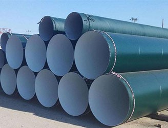 環(huán)氧樹(shù)脂防腐鋼管是采用由環(huán)氧樹(shù)脂為主劑的一種雙組分、高固體分的涂料，在鋼管表面上由玻璃布作為加強(qiáng)涂敷而成的防腐。環(huán)氧樹(shù)脂防腐層分為普通級(jí)防腐、加強(qiáng)級(jí)防腐（一布三油）、特加強(qiáng)級(jí)防腐（兩布四油）。特性及應(yīng)