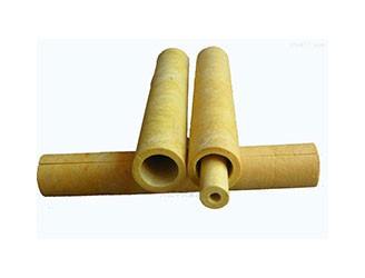 巖棉管是一種主要應用于管道的巖棉保溫材料，是以天然玄武巖為主要原料，經(jīng)高溫熔融后，由高速離心設備制成人造無機纖維，同時加入特制的粘結(jié)劑和防塵油，再經(jīng)加溫固化，制作成各種規(guī)格，不同要求的巖棉保溫管殼。同